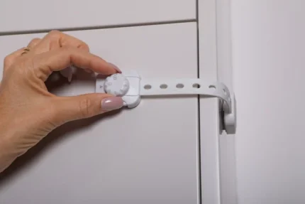 Dreambaby Twist 'N Lock Multi-Purpose Latch – White (2 Pack)