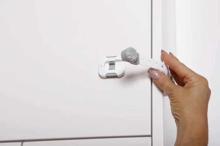 Dreambaby Twist 'N Lock Multi-Purpose Latch – White/Grey (1 Pack)