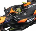 Bburago - 1:24 - McLaren MCL38 w/helmet - Image 2