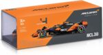 Bburago - 1:24 - McLaren MCL38 w/helmet - Image 3