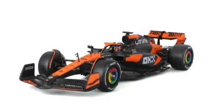Bburago 1:24 McLaren MCL38 #81 Oscar Piastri with Helmet & Display Cas