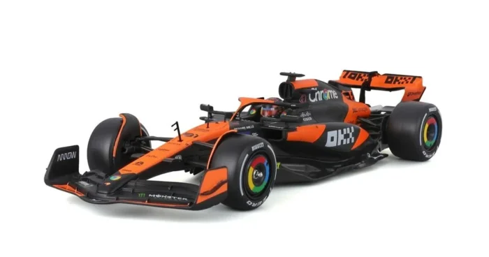 Bburago 1:24 McLaren MCL38 #81 Oscar Piastri with Helmet & Display Cas