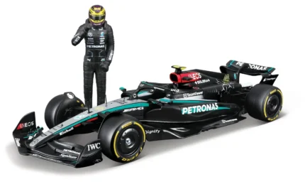 Bburago 1:24 Mercedes-AMG F1 W15 #44 Lewis Hamilton with Driver Figure