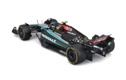 Bburago 1:24 Mercedes-AMG Petronas F1 W15 #44 Lewis Hamilton with Helm