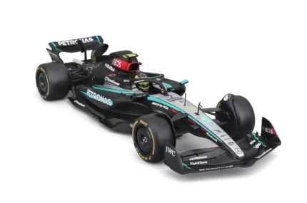 Bburago 1:24 Mercedes-AMG Petronas F1 W15 #44 Lewis Hamilton with Helm