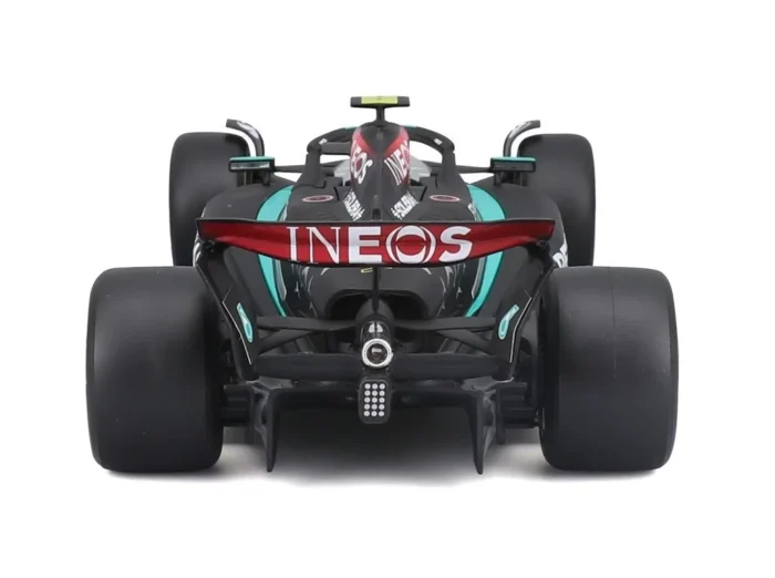 Bburago 1:24 Mercedes-AMG Petronas F1 W15 #44 Lewis Hamilton with Helm
